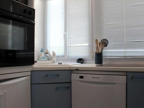 un comptoir de cuisine avec un évier et un micro-ondes dans l'établissement Maison 3 niveaux, 6 couchages, La Baule, proche plage et commerces, terrasses privées - FR-1-245-150, à La Baule