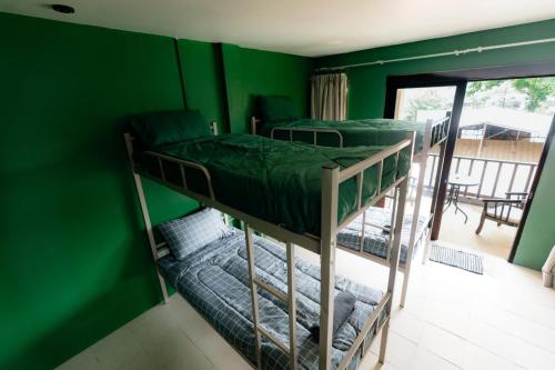 Łóżko lub łóżka piętrowe w pokoju w obiekcie Aonang Knockout Hostel