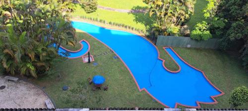uma vista superior de uma piscina num parque em Requinte e Conforto Palácio Quitandinha em Petrópolis