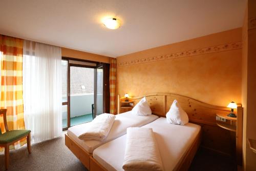 una camera d'albergo con due letti e una finestra di Hotel-Gasthof Hirschen a Blumberg