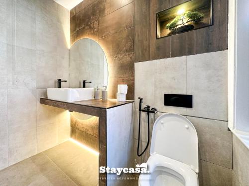 a bathroom with a toilet and a sink at Stunning 5bdr Detached King Suite Abode in Leicester