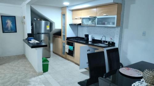 uma cozinha com um lavatório e um fogão forno superior em Apartamento en Ibague em Ibagué