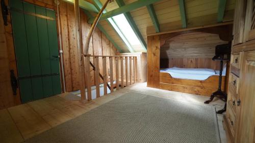 Habitación con cama en una cabaña de madera en Jagthaus am Rappelstein, en Schmallenberg