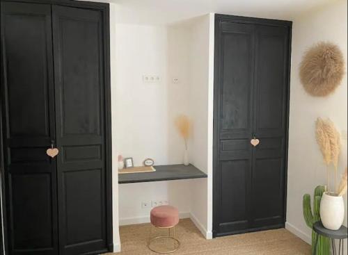 a room with two black cabinets and a counter at La louva in Les Brugassières