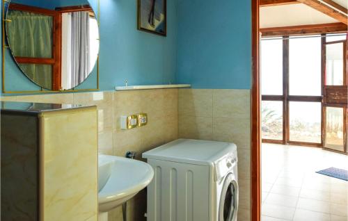 La salle de bains est pourvue d'un lave-linge et d'un lavabo. dans l'établissement Cozy Home In Diamante With Kitchen, à Diamante