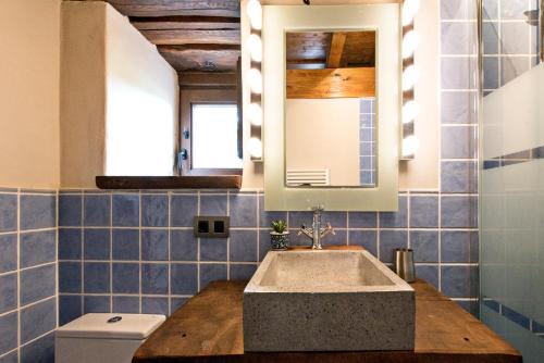 a bathroom with a sink and a toilet at Egur Etxe I Caserío Vasco I Jardín I Porche I BBQ I Chimenea in Zárate
