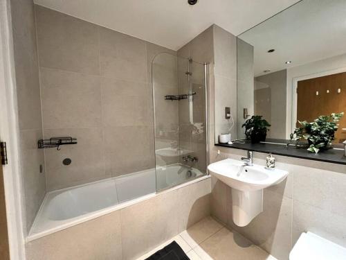 Un baño de Beautiful 1 Bed Flat close to Clapham Trendy