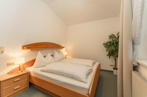 Schlafzimmer mit einem Bett mit einem Kopfteil aus Holz in der Unterkunft Appartement Dachsteingasse by Schladming-Appartements in Schladming
