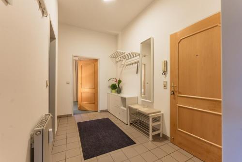 Zimmer mit einem Flur mit einem Schrank und einer Tür in der Unterkunft Appartement Dachsteingasse by Schladming-Appartements in Schladming