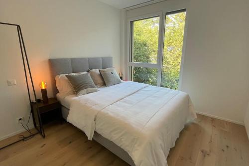 Tempat tidur dalam kamar di Les Terrasses de Lavaux 2 - Appartement de Luxe avec Vue Panoramique et Piscine"