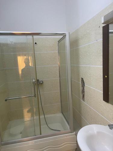 uma casa de banho com um chuveiro e um lavatório. em Studio meuble sacre cœur em Dakar