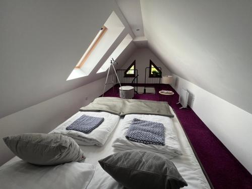 Pokój z 3 łóżkami na poddaszu w obiekcie Apartament Urocza przy Wyciągu SKI Arena w Szklarskiej Porębie
