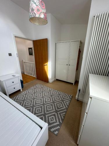 a living room with a bed and a rug at Two BR Flat 5 mins walk from London eye G96 in London