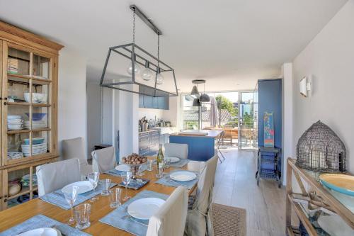 une salle à manger et une cuisine avec une table et des chaises dans l'établissement L'aquarium - Villa au centre d'Erquy, à Erquy