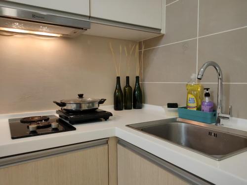 Il comprend une cuisine équipée d'un évier et d'une cuisinière. dans l'établissement Warm and cozy apartment@JB, à Johor Bahru