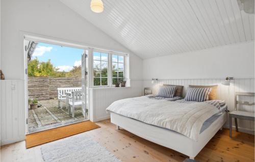 Habitación blanca con cama y balcón. en Gorgeous Home In Assens With Kitchen, en Assens