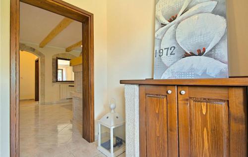 Cette chambre comprend une armoire en bois et un miroir. dans l'établissement Casa Ana Tripari, à Višnjan