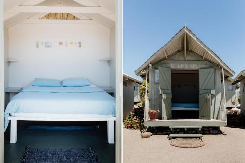 uma cama e uma cabana num quarto em Sea Shack em Paternoster