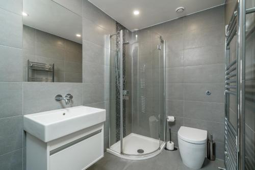a bathroom with a shower and a sink and a toilet at Luxury Notting Hill on Canal in city of westminster trendy massive in London