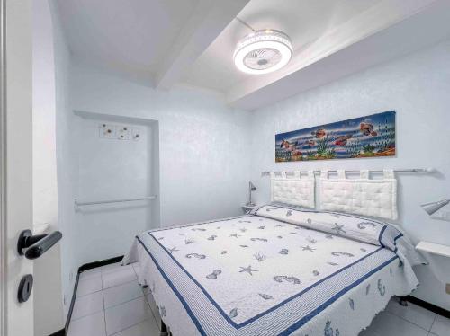 um quarto com uma cama num quarto branco em Centralissimo Bilocale a 50 mt dal mare em Varazze