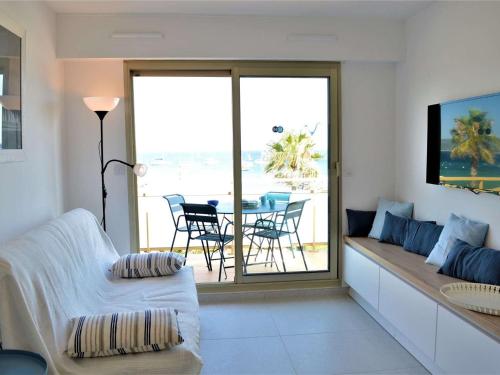 un salon avec un canapé et une table avec des chaises dans l'établissement Appartement T2 climatisé avec parking à Cavalaire-sur-Mer - FR-1-226B-72, à Cavalaire-sur-Mer