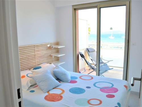 une chambre avec un lit avec vue sur l'océan dans l'établissement Appartement T2 climatisé avec parking à Cavalaire-sur-Mer - FR-1-226B-72, à Cavalaire-sur-Mer
