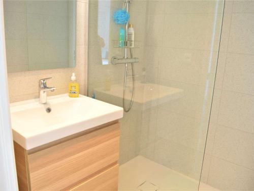 uma casa de banho com um lavatório e uma cabina de duche em vidro. em Appartement Cavalaire-sur-Mer, 2 pièces, 4 personnes - FR-1-226B-72 em Cavalaire-sur-Mer