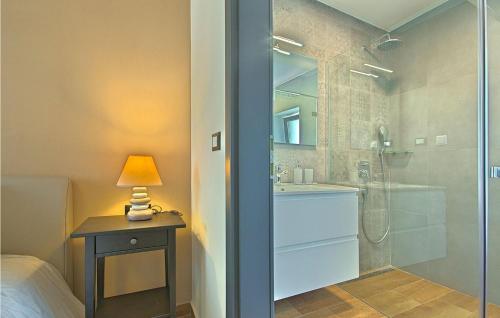 La salle de bains est pourvue d'une douche, d'un lavabo et d'un miroir. dans l'établissement Villa M, à Poreč