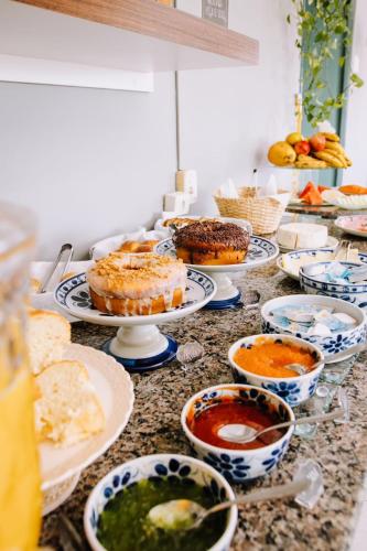 a buffet filled with lots of different types of food at Hotel Novo Horizonte in Monte Sião
