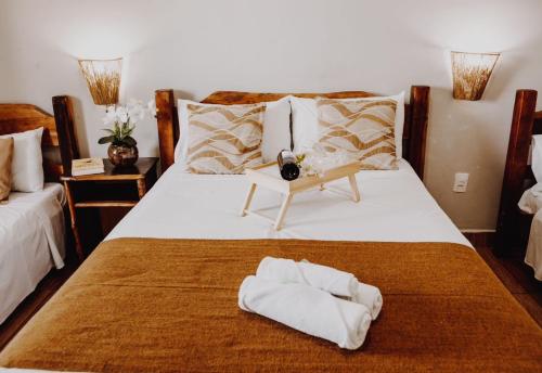 um quarto com uma cama grande e uma mesa. em Hotel Novo Horizonte - By UP Hotel em Monte Sião