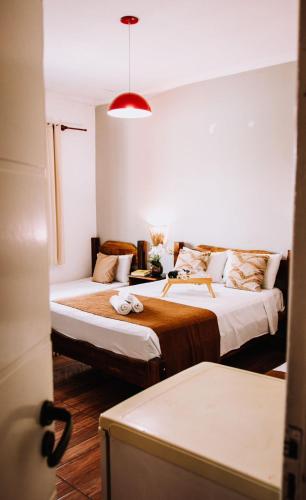 two beds in a small room with a roomswersswersswersswersswersswersswers at Hotel Novo Horizonte in Monte Sião