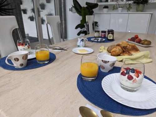 una mesa con platos de comida y vasos de zumo de naranja en Brona Dempsey, en Birr
