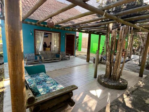 寇魯保的住宿－Chalé Paraíso Corumbau - Chalés Uvas Azul，一个带沙发和树木的房屋的门廊