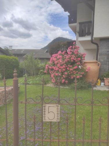 ルーポルディングにあるSpeckhaus Ferienwohnungenの庭のピンクの花束の柵