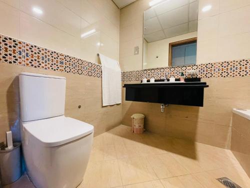 Kúpeľňa v ubytovaní Mesmerizing & Furnished 1 BR Apt