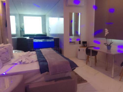 - une chambre avec un lit, un lavabo et une table dans l'établissement Flash Motel (Adult Only), à São Vicente