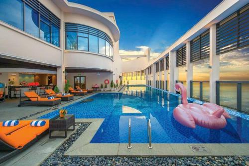 Πισίνα στο ή κοντά στο 2 Bedroom Luxury Condo Free Pool Free Airport pick up