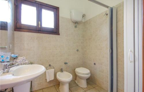 uma casa de banho com um WC e um lavatório em 1 Bedroom Gorgeous Apartment In Costa Rei -ca- em Monte Nai