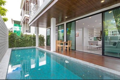 สระว่ายน้ำที่อยู่ใกล้ ๆ หรือใน 4 beds 5baths Pool Villa at Kata beach