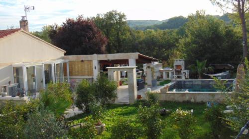 una casa con piscina en el patio en Au Cœur de l'Eze avec JACUZZI, en La Tour-dʼAigues