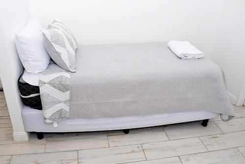 ブエノスアイレスにあるEstudio Petite Arroyoの白いベッド(枕付)