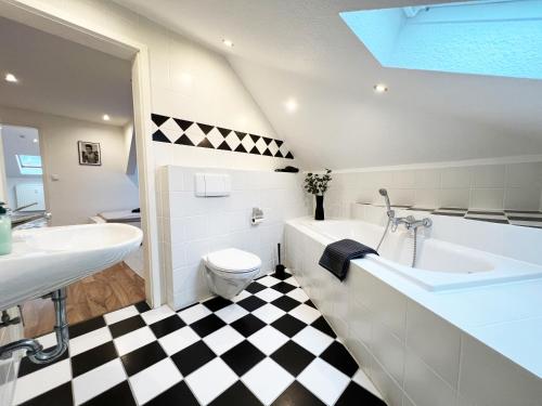 a bathroom with a black and white checkered floor at Modern Ruhig 6 Gäste 110m2 Wlan in Momlingen