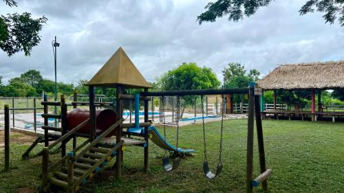 Bazén v ubytování Finca Hotel Villa Manuela nebo v jeho okolí