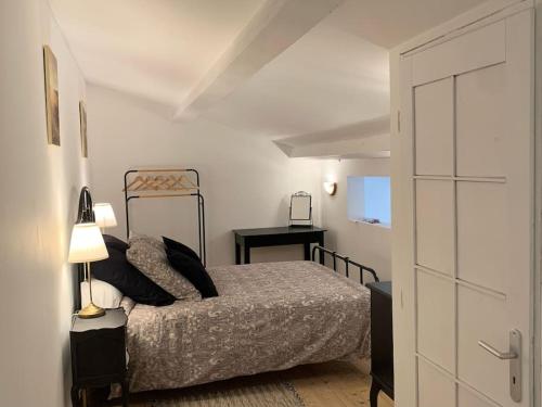 a small bedroom with a bed and a desk at Bel appartement confortable avec jardin sur Cussac in Cussac-Fort-Medoc