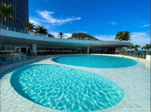 una gran piscina frente a un edificio en Hotel Nacional Rio de Janeiro, en Río de Janeiro