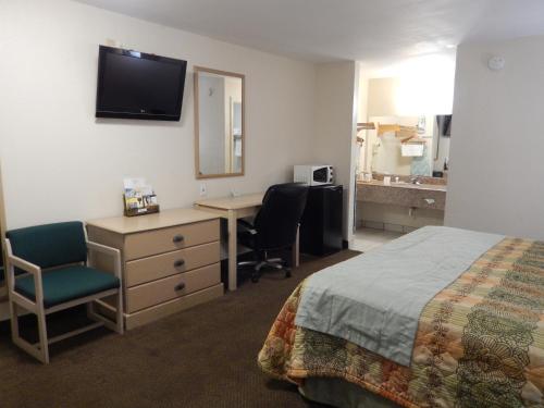Ένα ή περισσότερα κρεβάτια σε δωμάτιο στο Executive Inn Pearsall