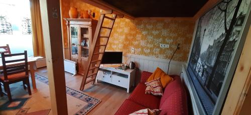 ein Wohnzimmer mit einem Sofa und einem Schreibtisch mit einem Computer in der Unterkunft B & B De Groene Slaper in Silvolde