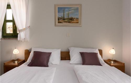 1 Schlafzimmer mit 2 Betten mit weißer Bettwäsche und 2 Lampen in der Unterkunft Villa Karolina in Poreč