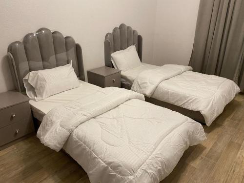 Ένα ή περισσότερα κρεβάτια σε δωμάτιο στο شقة قريبة من الحرم