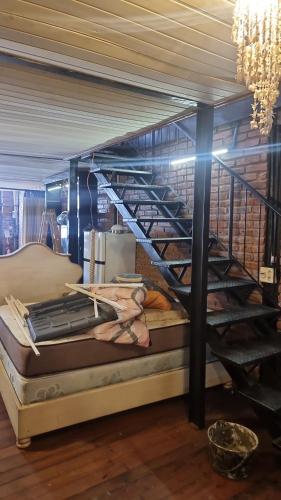 um beliche com uma escada em espiral em Loft casa dos pisos con garage pocitos playa 4 personas em Montevidéu